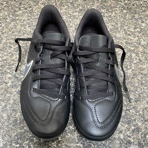 Used Boys Size 2Y Nike Black Tiempo Soccer Cleats